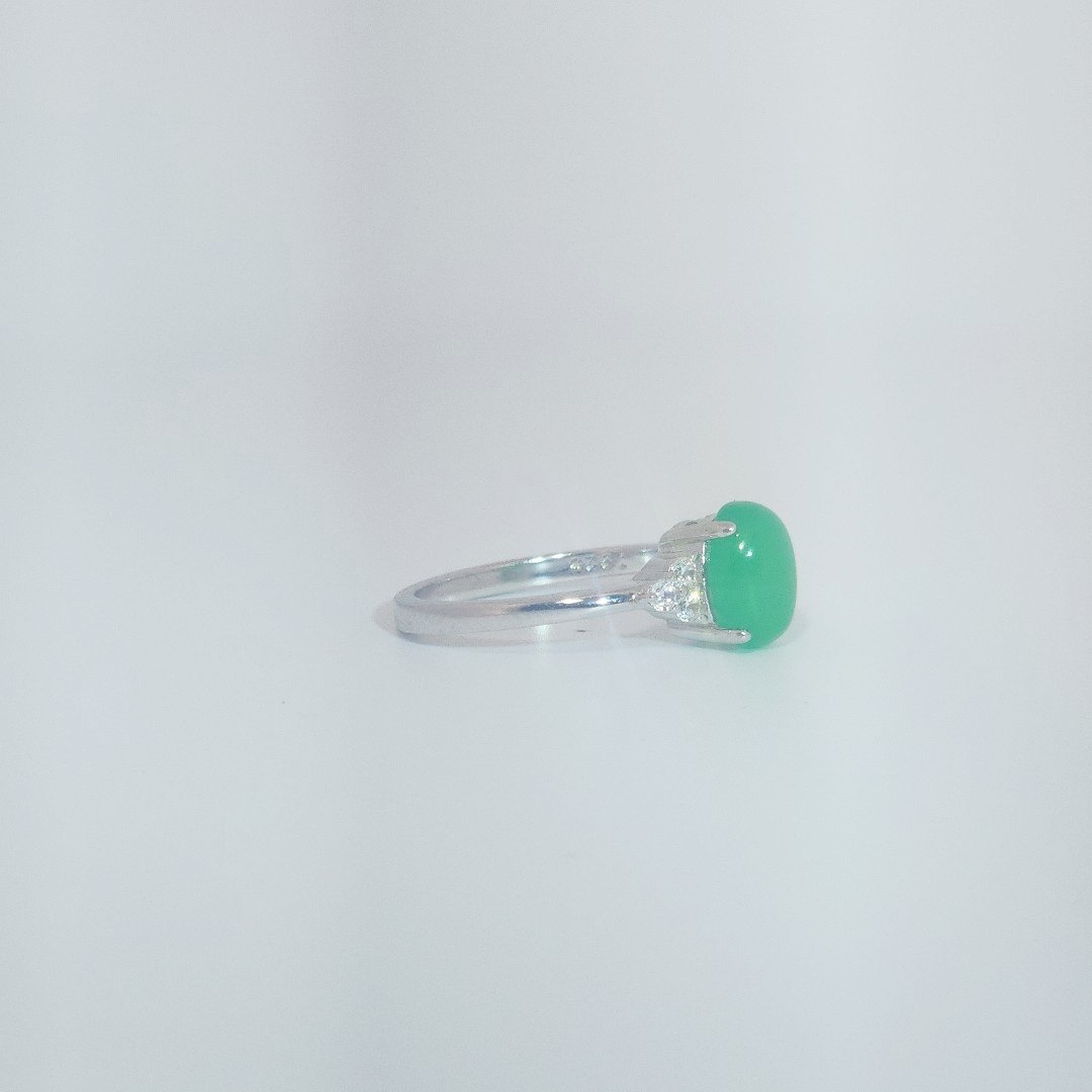 Women's Oval Jade Ring in 9 Sterling Silver with side white accent stones, size 7.