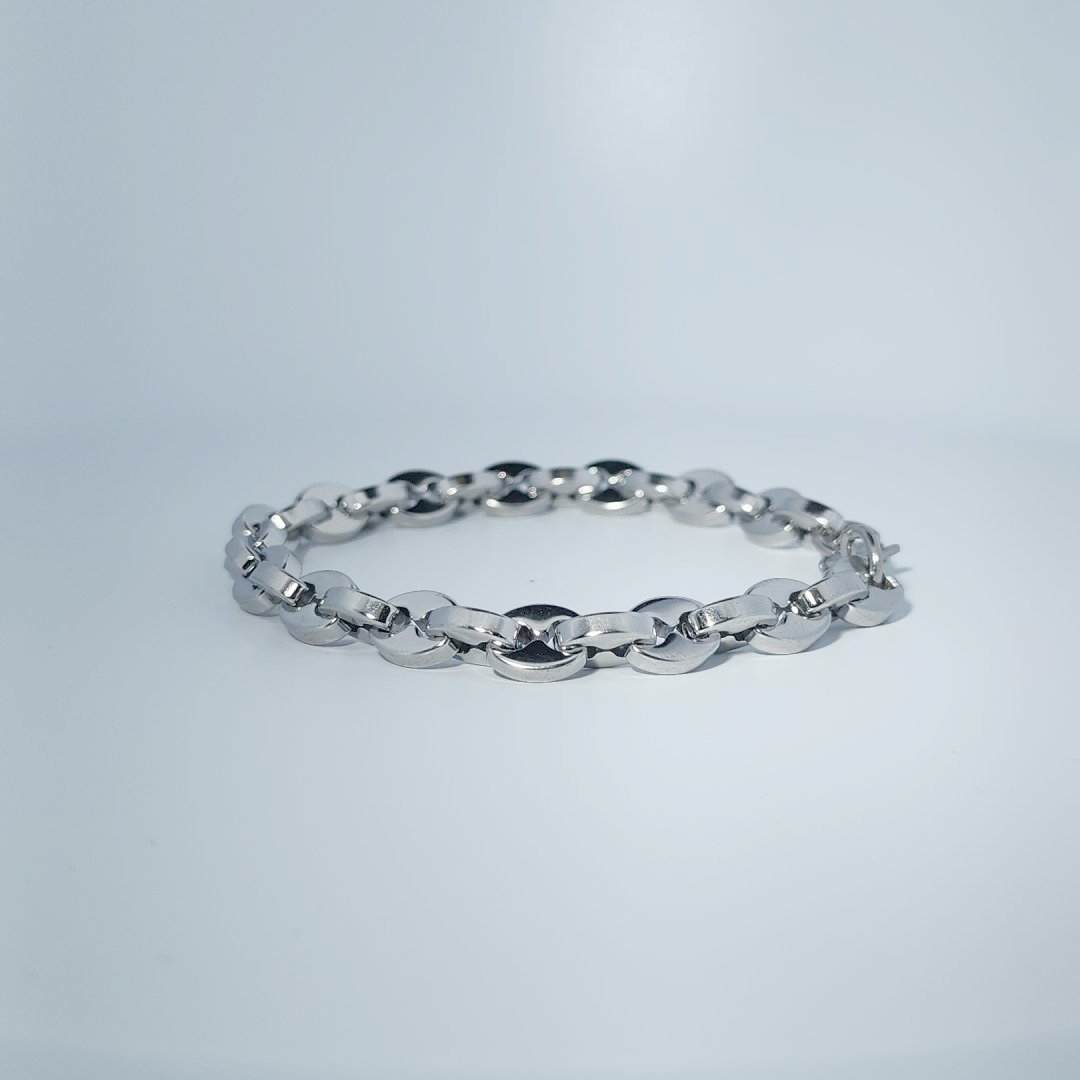 Unisex Stainless Steel Bracelet, oval link chain design, polished finish.
