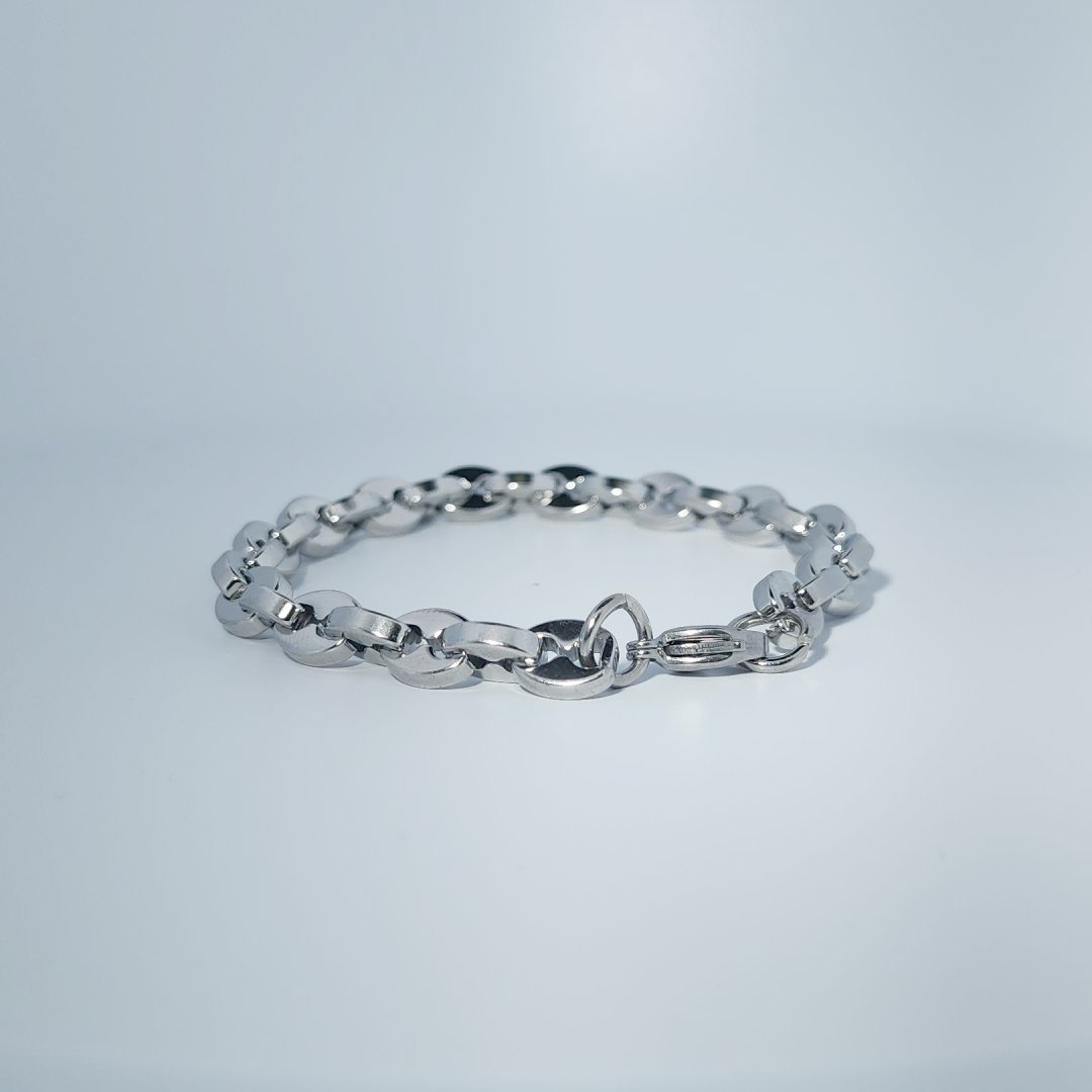 Unisex Stainless Steel Bracelet, oval link chain design, polished finish.