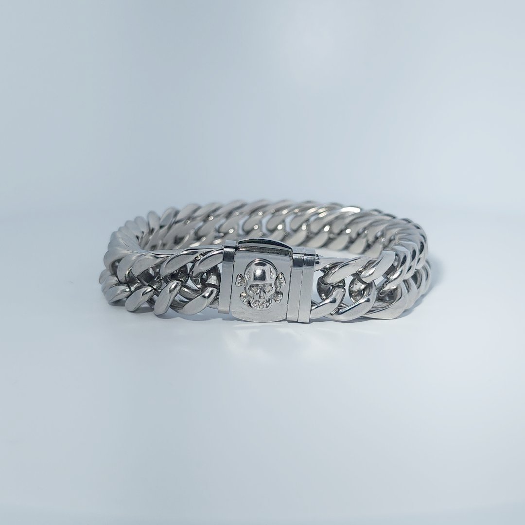 Female Stainless Steel Bracelet with skull detail clasp, curb chain design.