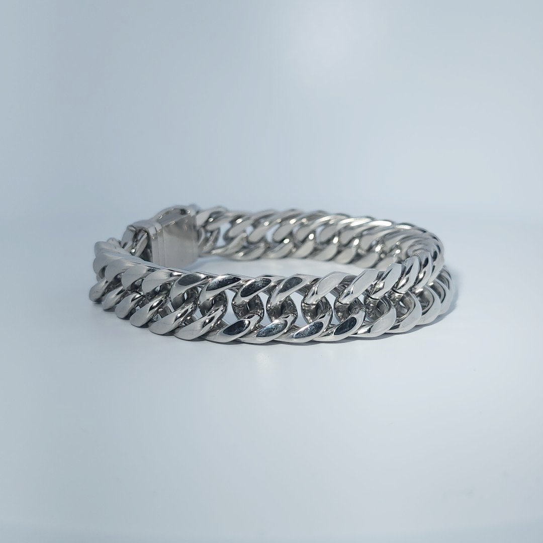 Female Stainless Steel Bracelet with skull detail clasp, curb chain design.