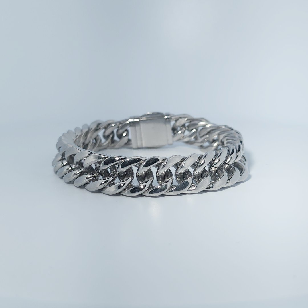 Female Stainless Steel Bracelet with skull detail clasp, curb chain design.