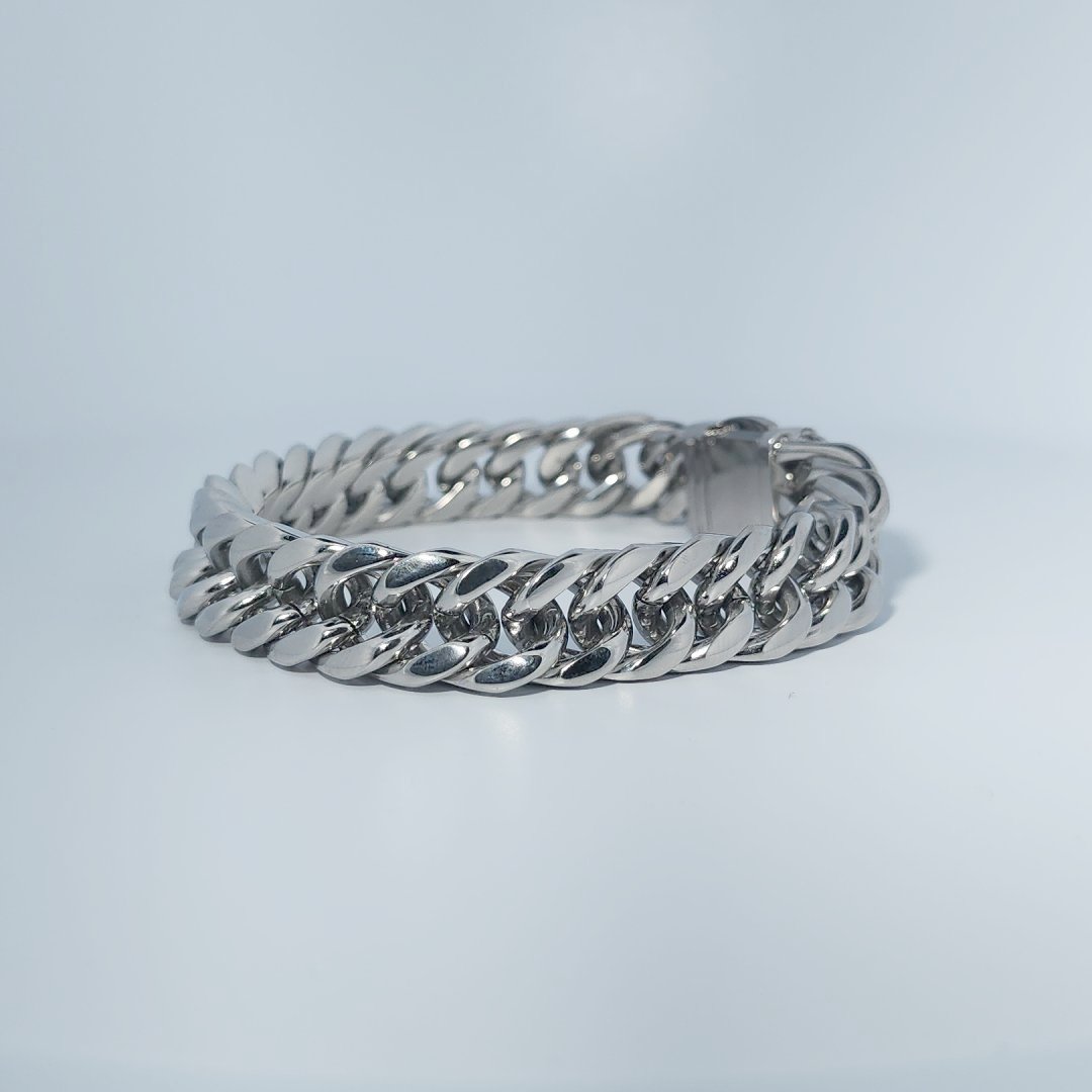 Female Stainless Steel Bracelet with skull detail clasp, curb chain design.