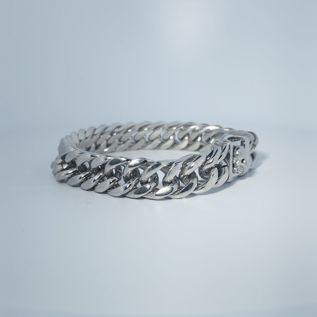 Female Stainless Steel Bracelet with skull detail clasp, curb chain design.