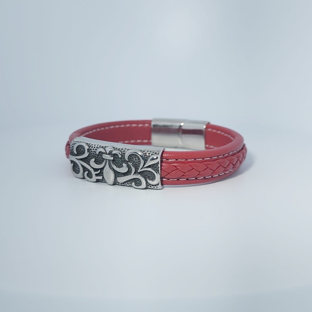Bracelet in stainless steel and red leather with braided detail and decorative engraved clasp.