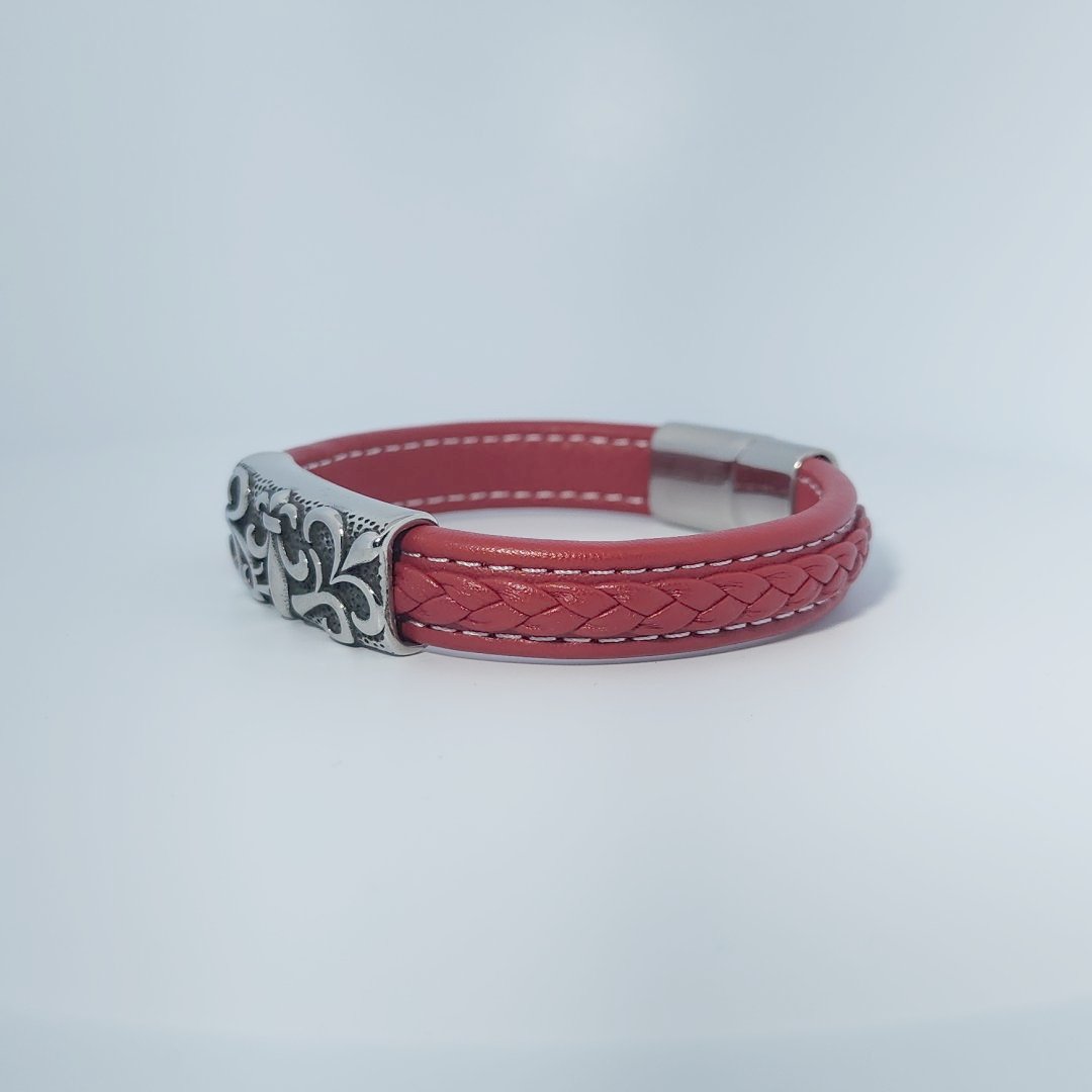 Bracelet in stainless steel and red leather with braided detail and decorative engraved clasp.