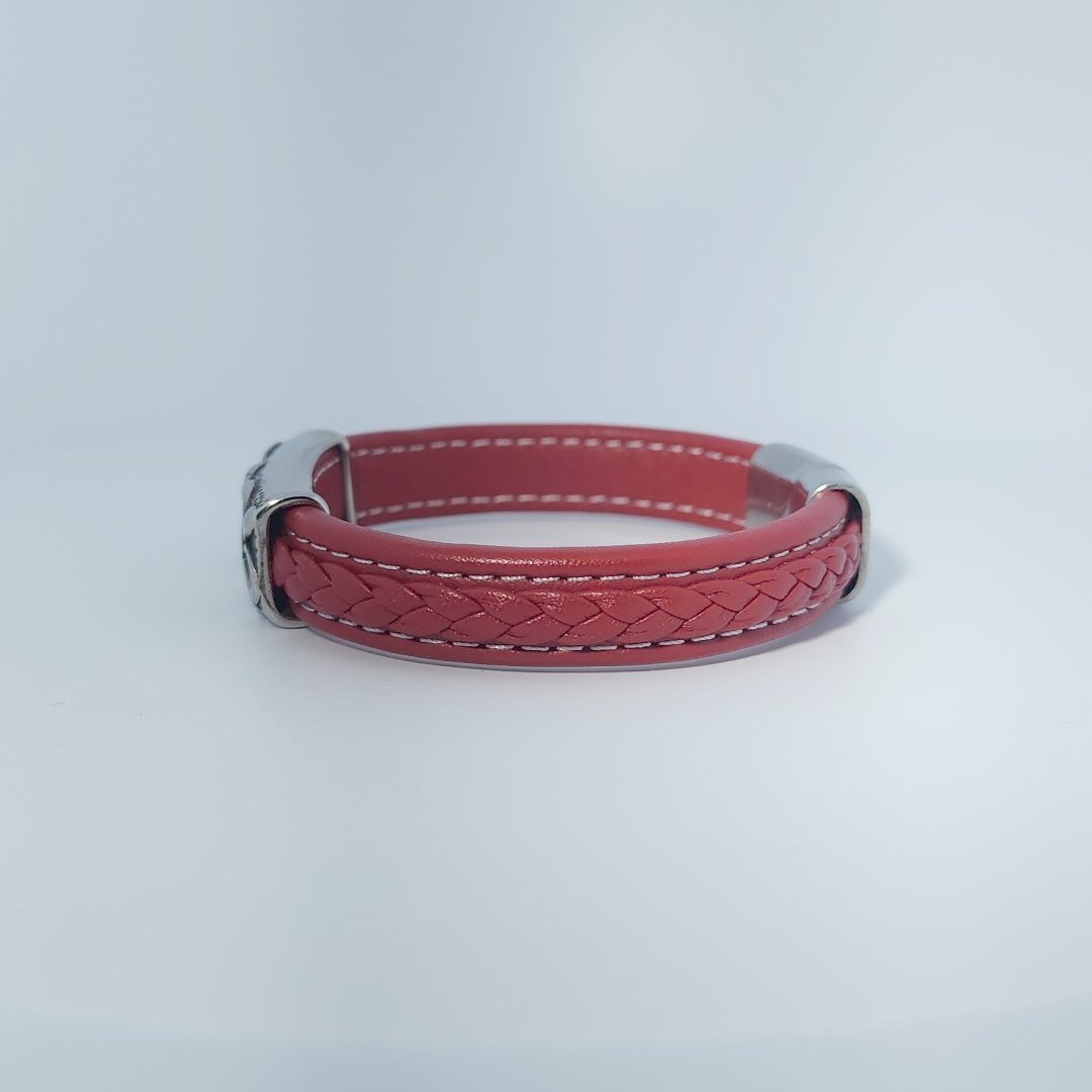 Bracelet in stainless steel and red leather with braided detail and decorative engraved clasp.