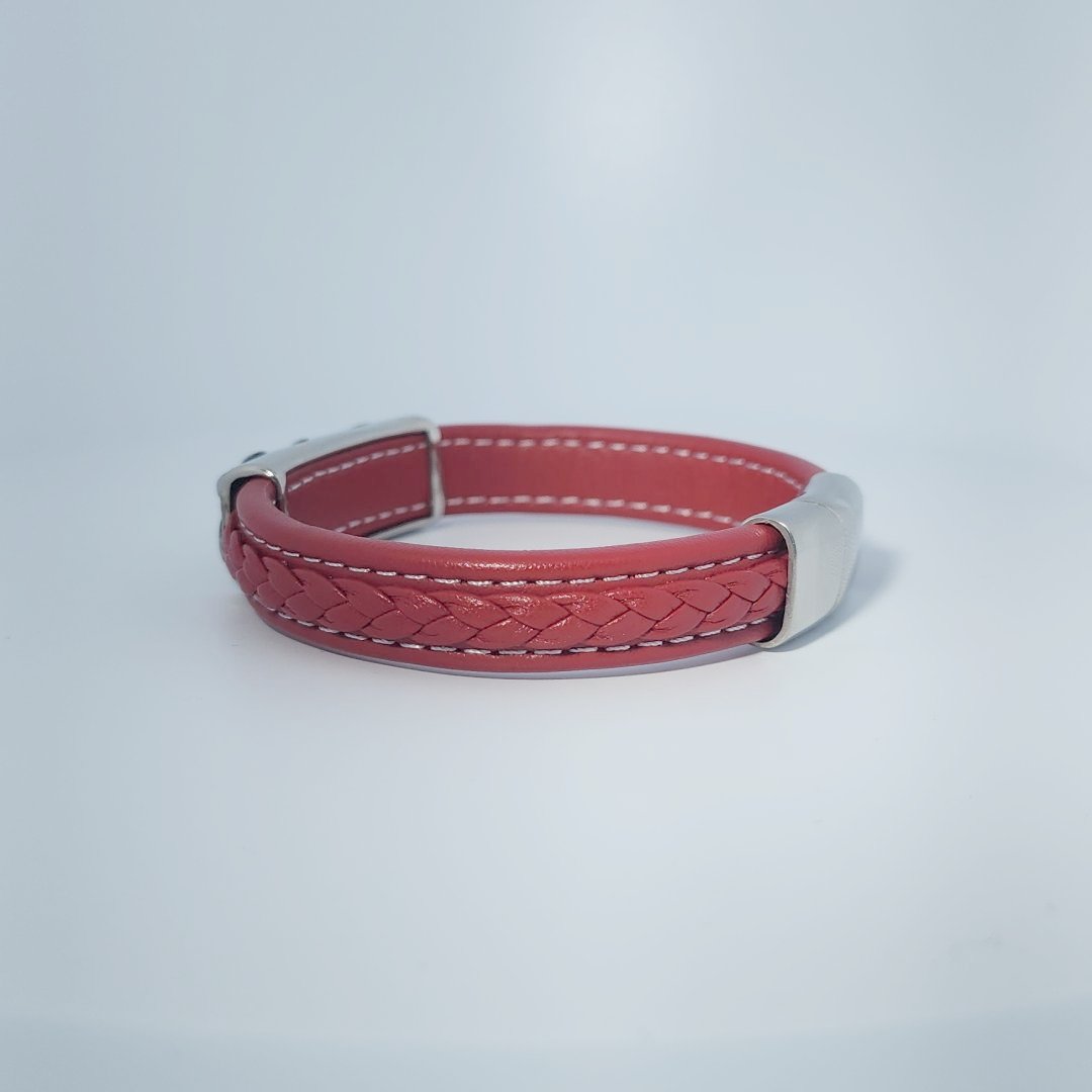 Bracelet in stainless steel and red leather with braided detail and decorative engraved clasp.