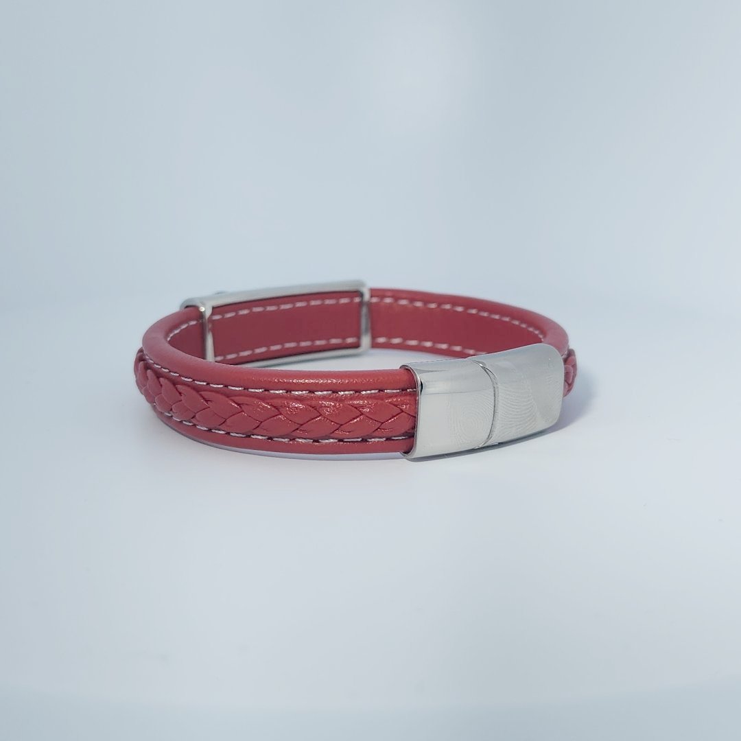 Bracelet in stainless steel and red leather with braided detail and decorative engraved clasp.