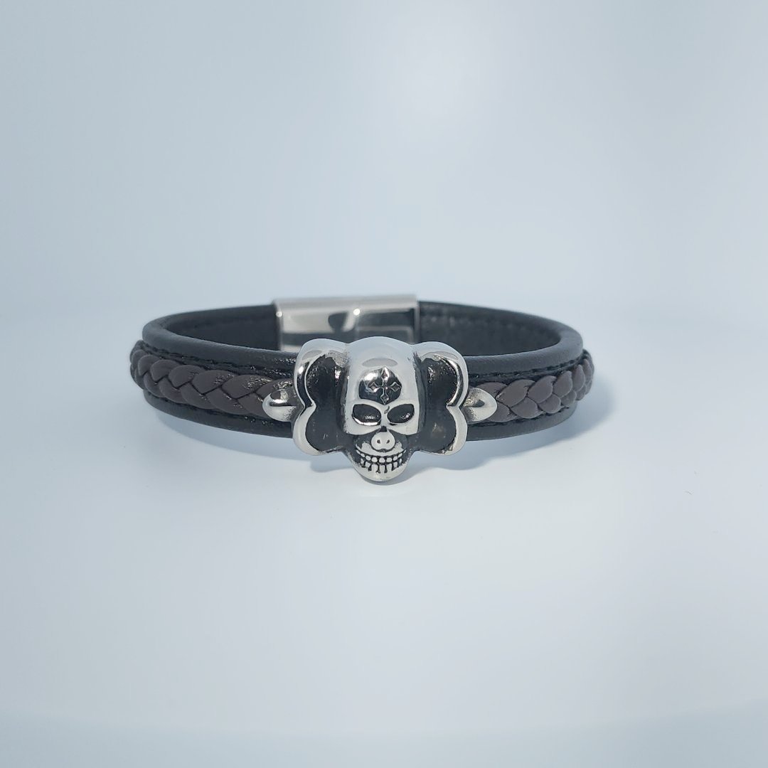 Bracelet for men in stainless steel and braided leather with skull design centerpiece and magnetic clasp.