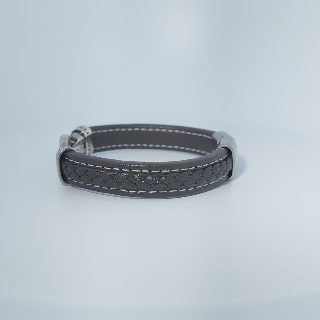 Men's Bracelet in Stainless Steel and Brown Leather with Decorative Clasp and Stitching Detail.