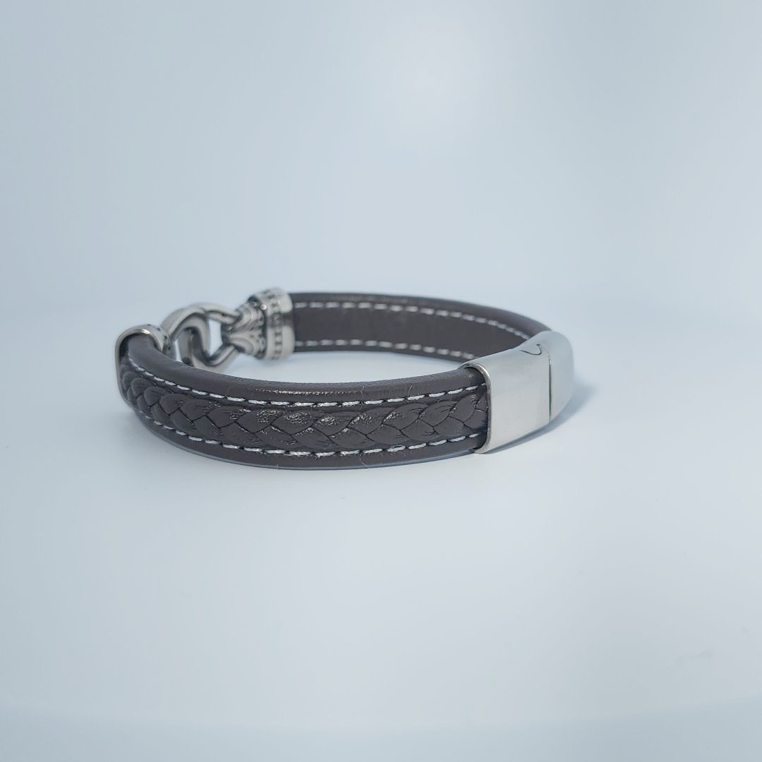 Men's Bracelet in Stainless Steel and Brown Leather with Decorative Clasp and Stitching Detail.