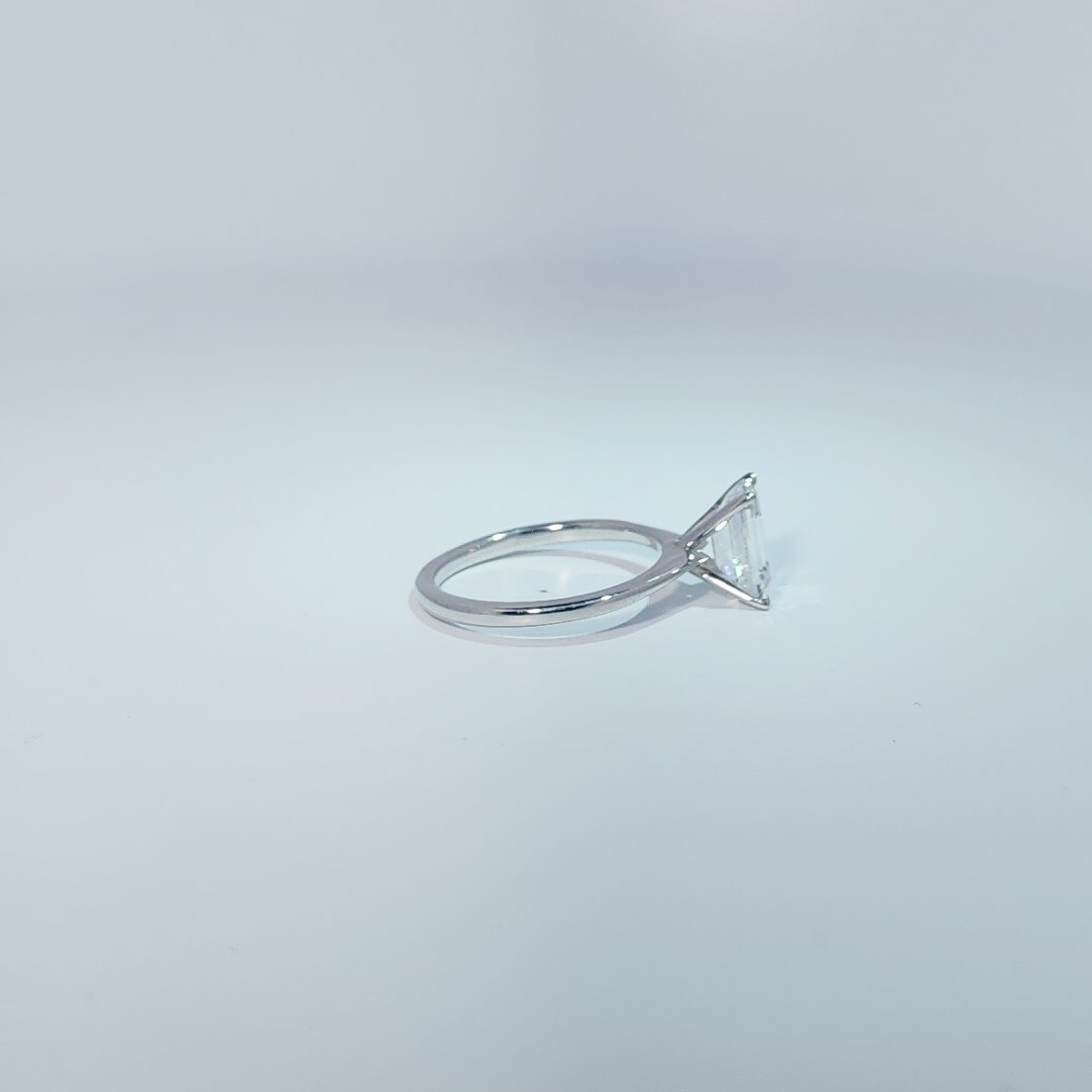 14K White Gold Engagement Ring, set with 1 Lab Grown Diamond (2.02ct), 2.39g, Size 7.00