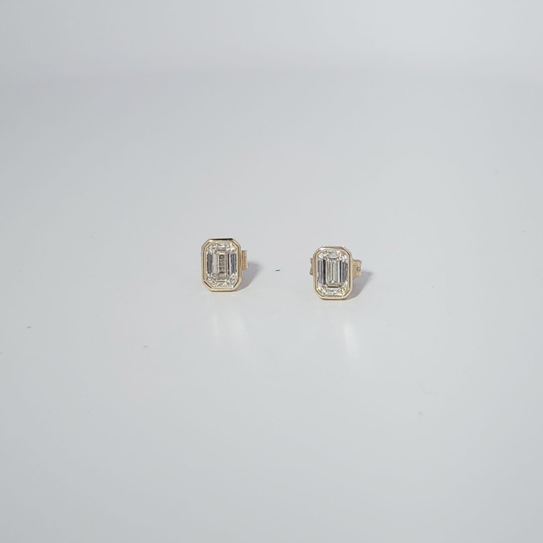14K Yellow Gold Earrings, set with 2 Lab Grown Diamonds (total 1.06ct), 1.8g, Size 7.