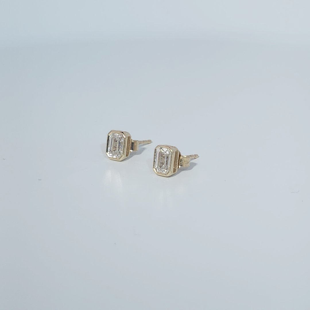 14K Yellow Gold Earrings, set with 2 Lab Grown Diamonds (total 1.06ct), 1.8g, Size 7.