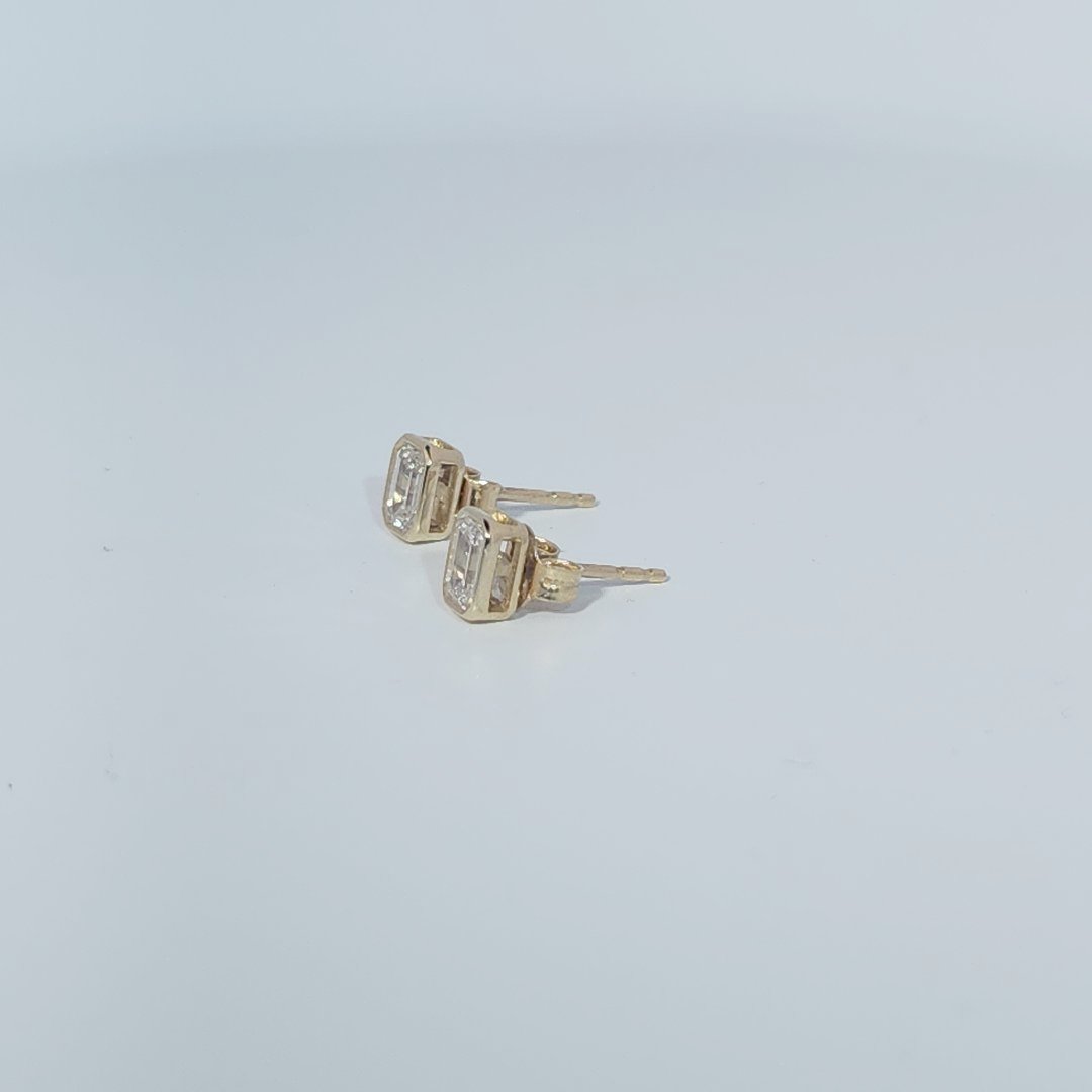 14K Yellow Gold Earrings, set with 2 Lab Grown Diamonds (total 1.06ct), 1.8g, Size 7.