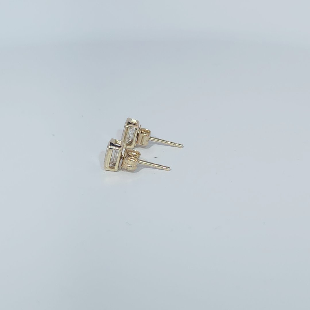 14K Yellow Gold Earrings, set with 2 Lab Grown Diamonds (total 1.06ct), 1.8g, Size 7.