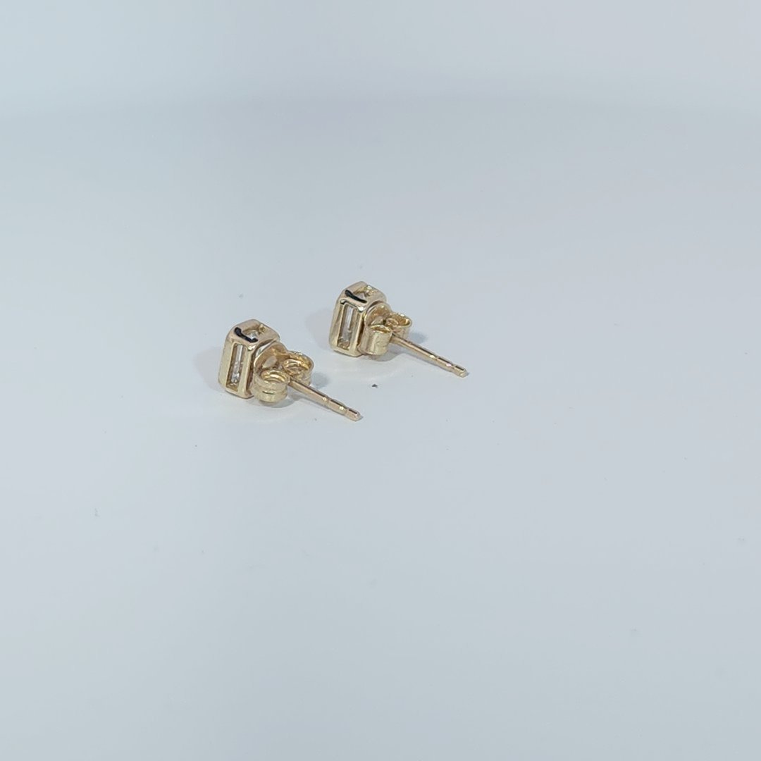 14K Yellow Gold Earrings, set with 2 Lab Grown Diamonds (total 1.06ct), 1.8g, Size 7.