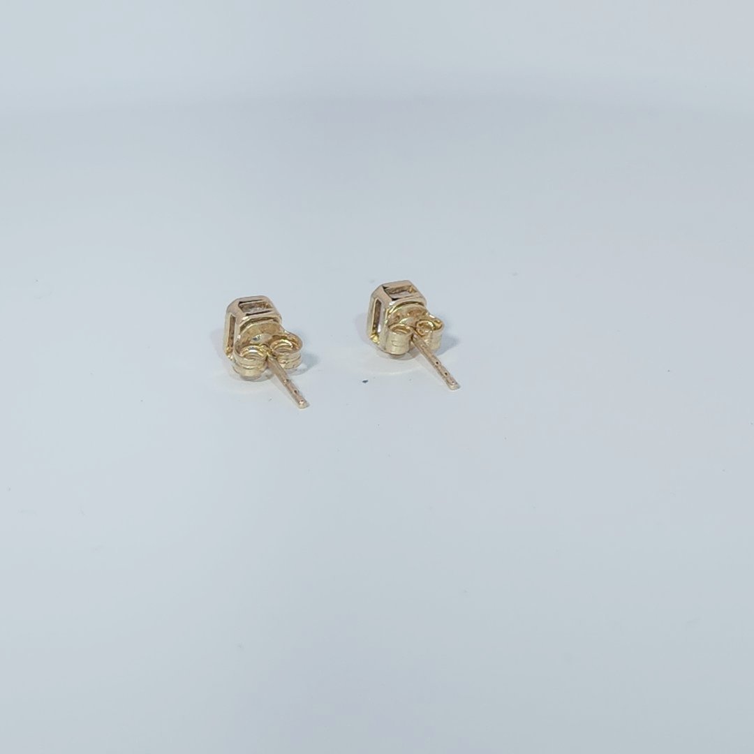14K Yellow Gold Earrings, set with 2 Lab Grown Diamonds (total 1.06ct), 1.8g, Size 7.