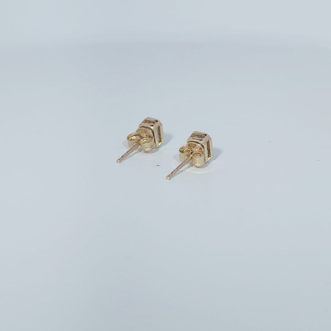 14K Yellow Gold Earrings, set with 2 Lab Grown Diamonds (total 1.06ct), 1.8g, Size 7.