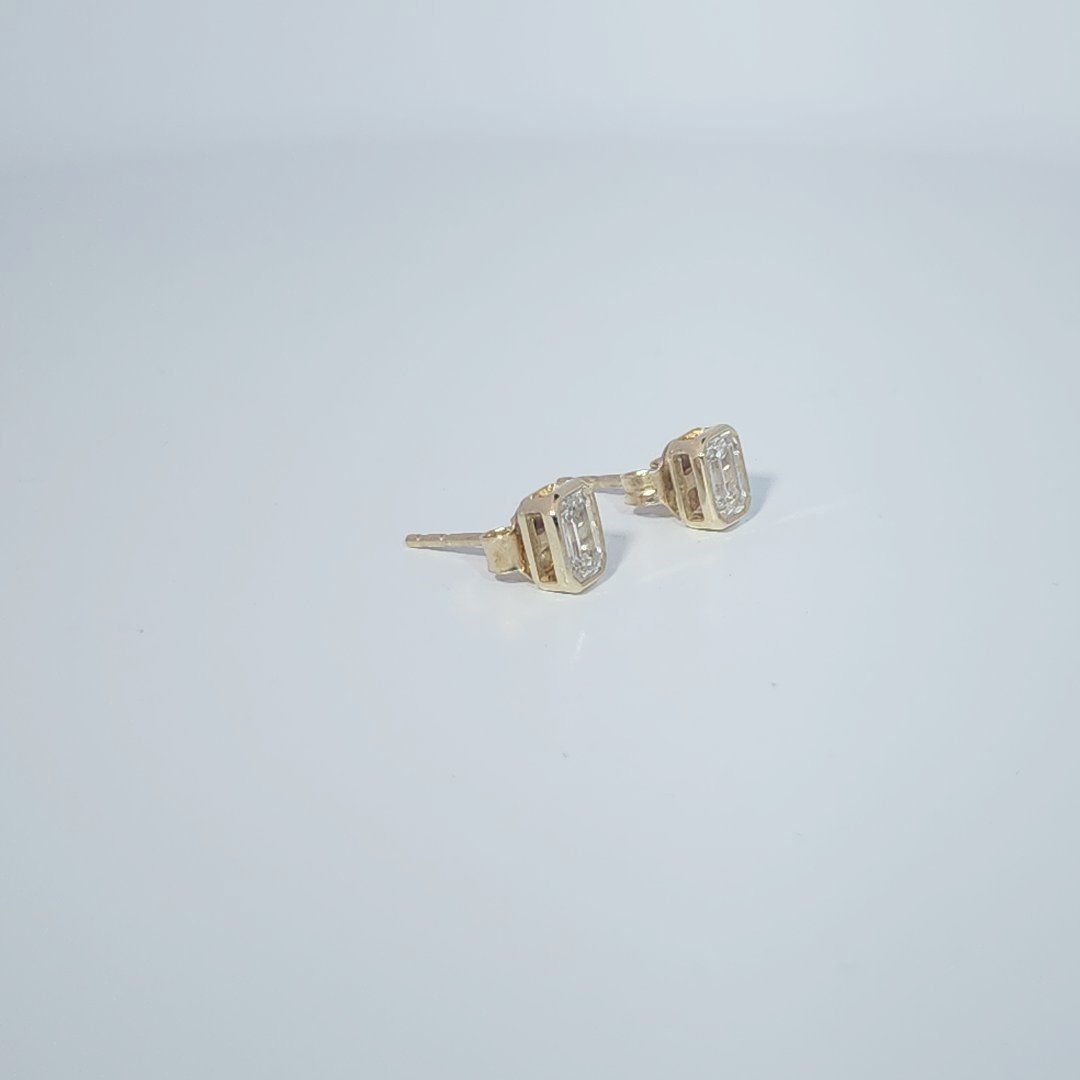 14K Yellow Gold Earrings, set with 2 Lab Grown Diamonds (total 1.06ct), 1.8g, Size 7.