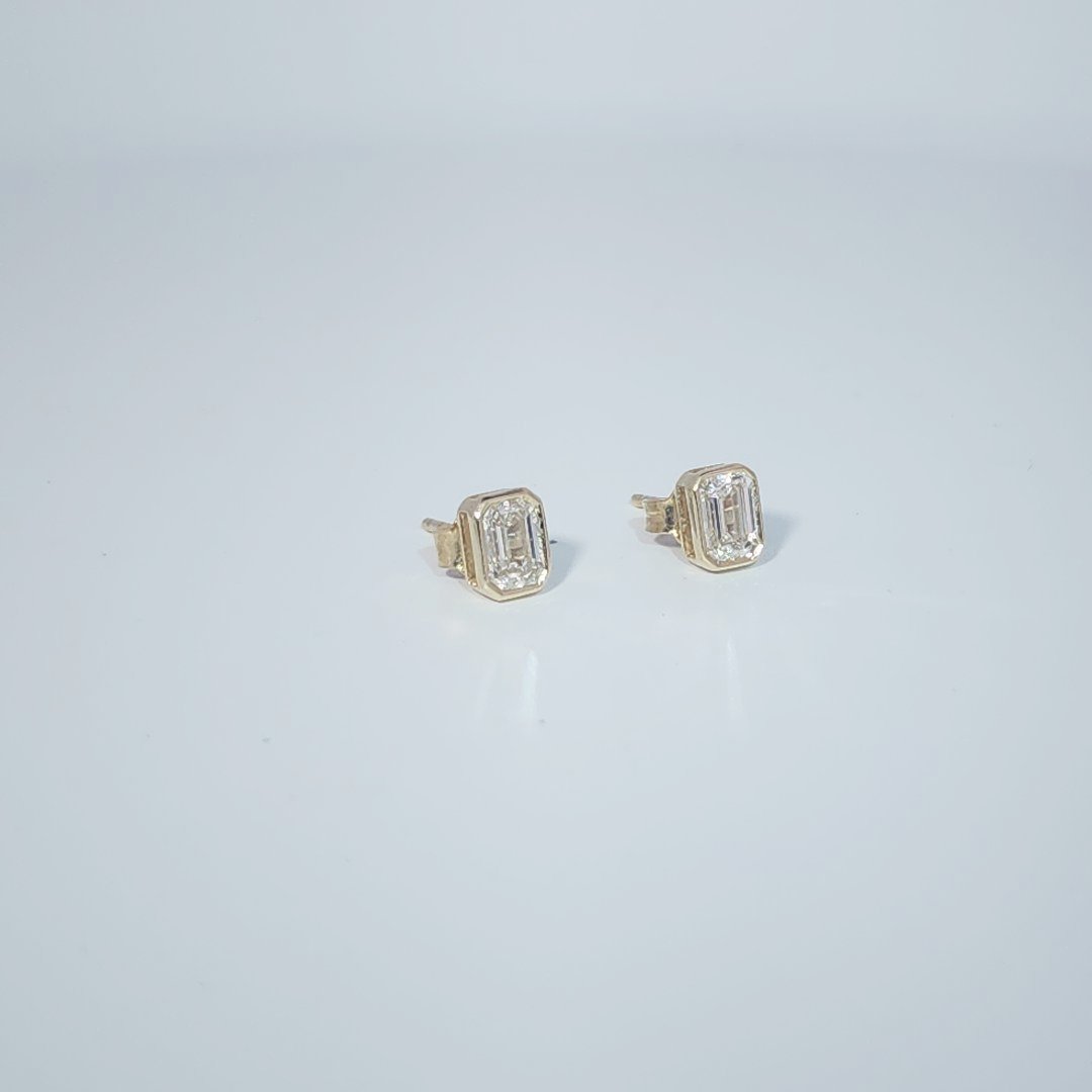 14K Yellow Gold Earrings, set with 2 Lab Grown Diamonds (total 1.06ct), 1.8g, Size 7.