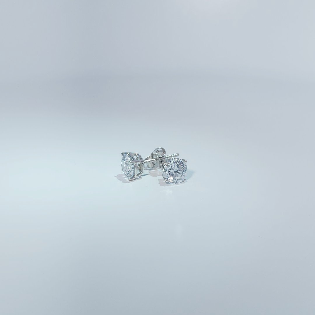 DATA_MISMATCH: Pair of earrings vs 1 Lab Grown Diamond stated | 14K White Gold Earrings, set with 1 Lab Grown Diamond (2.28ct), 0.87g, Size 7.