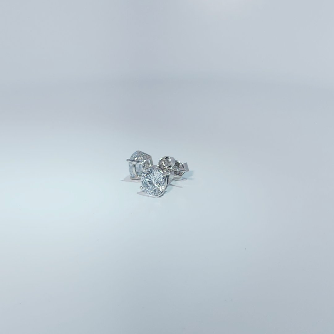 DATA_MISMATCH: Pair of earrings vs 1 Lab Grown Diamond stated | 14K White Gold Earrings, set with 1 Lab Grown Diamond (2.28ct), 0.87g, Size 7.