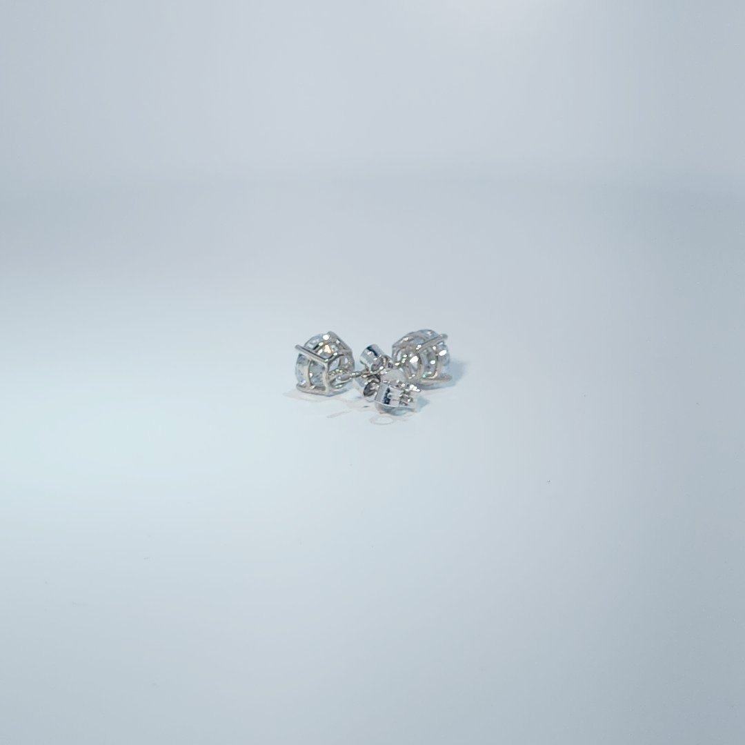 DATA_MISMATCH: Pair of earrings vs 1 Lab Grown Diamond stated | 14K White Gold Earrings, set with 1 Lab Grown Diamond (2.28ct), 0.87g, Size 7.