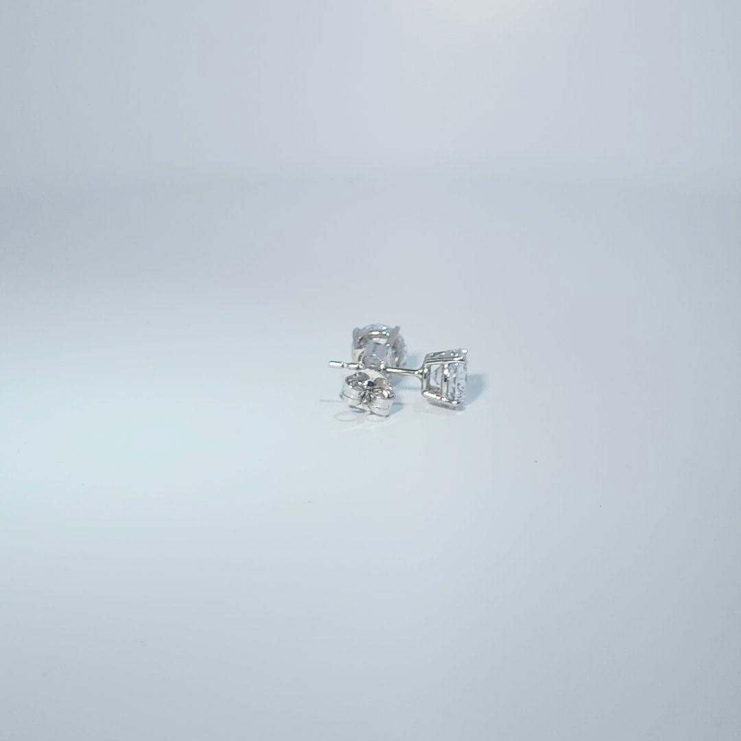 DATA_MISMATCH: Pair of earrings vs 1 Lab Grown Diamond stated | 14K White Gold Earrings, set with 1 Lab Grown Diamond (2.28ct), 0.87g, Size 7.
