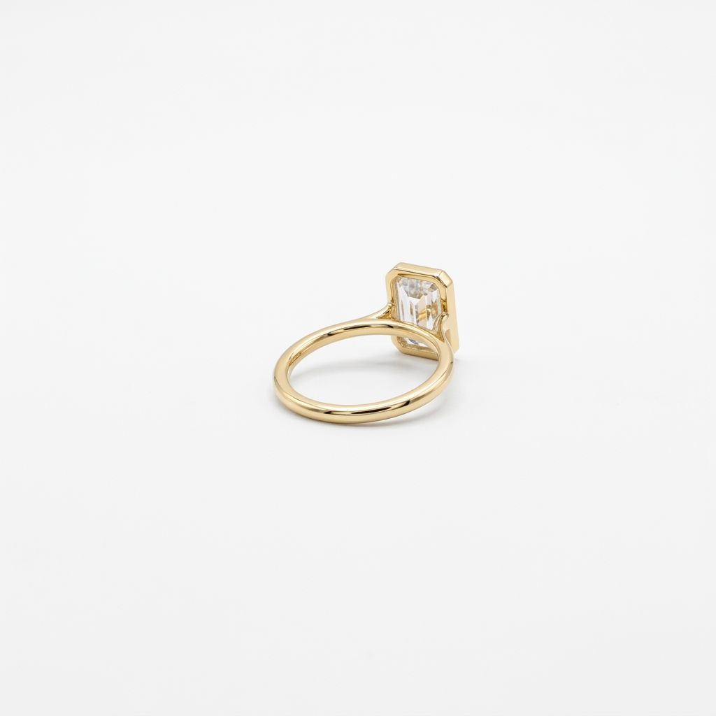 14K Yellow Gold Engagement Ring, set with 1 Lab Grown Diamond (3.03ct), 3.24g, Size 7.