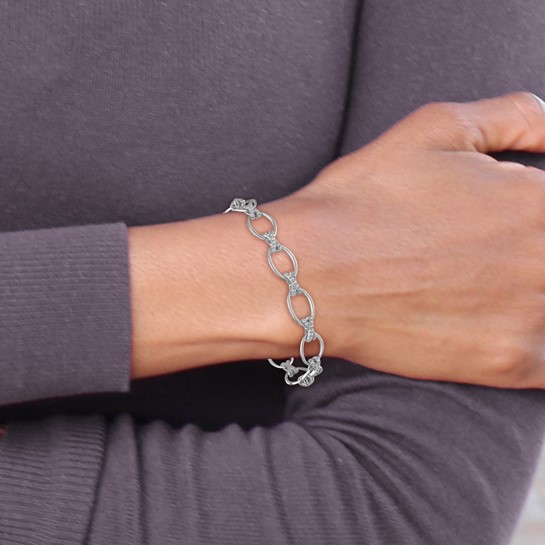 Unisex Bracelet in 14K White Gold with round lab-grown Diamonds (F/VS1, 1.164ct) set in delicate cross-link design.