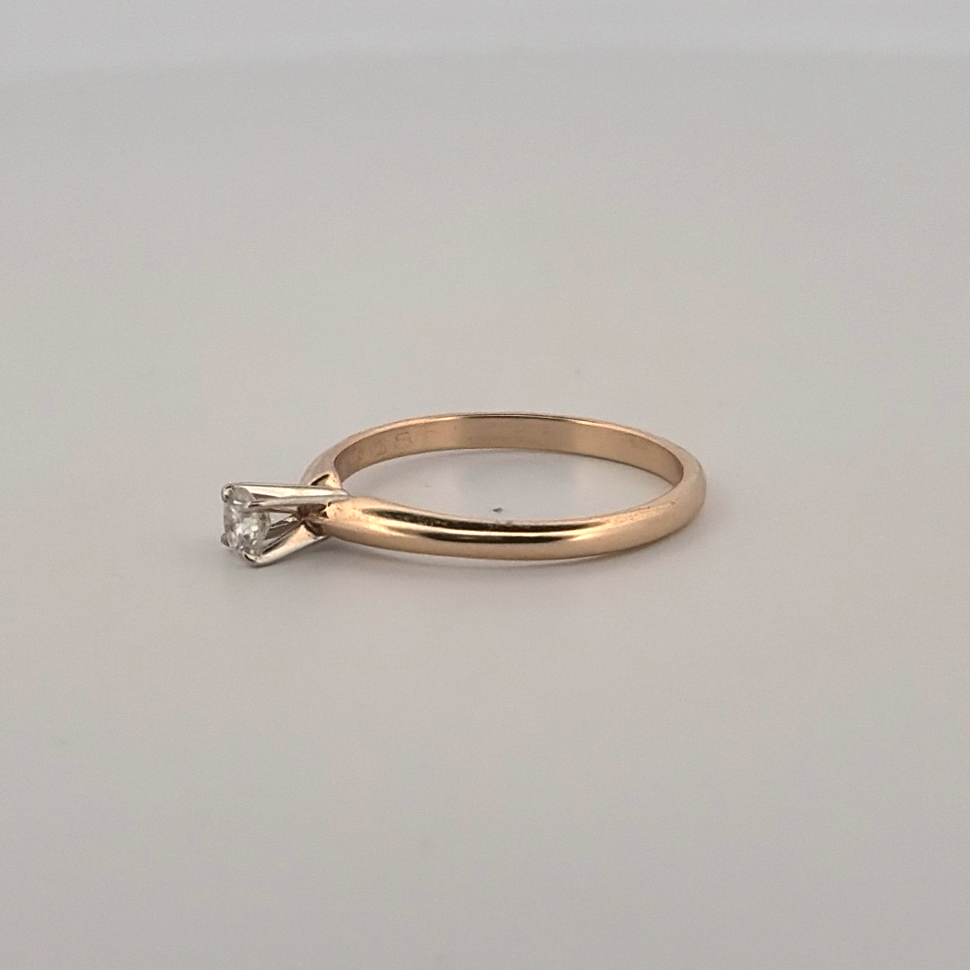 Women's 14K Yellow Gold Engagement Ring with solitaire 0.17ct Diamond.