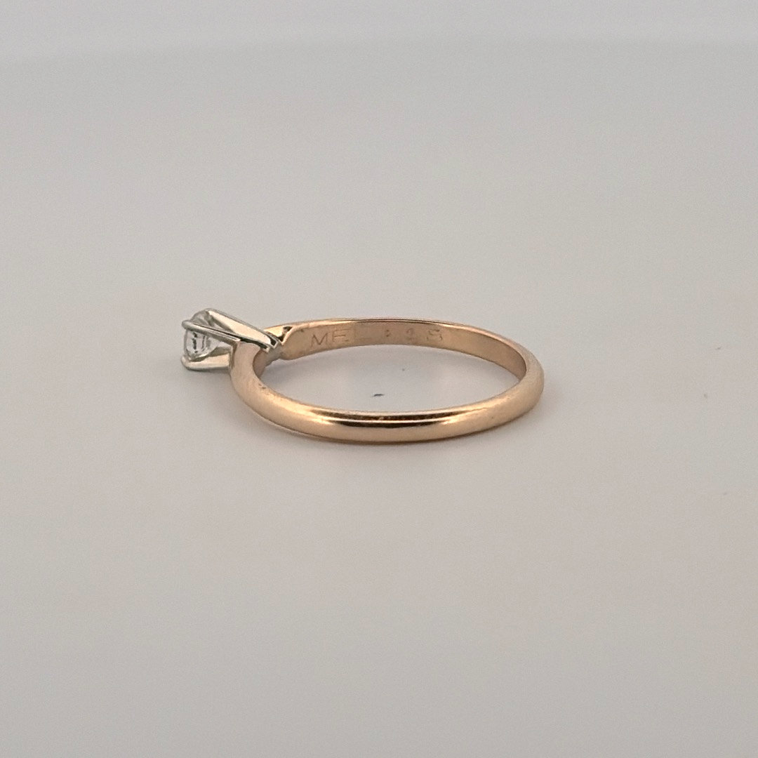 Women's 14K Yellow Gold Engagement Ring with solitaire 0.17ct Diamond.