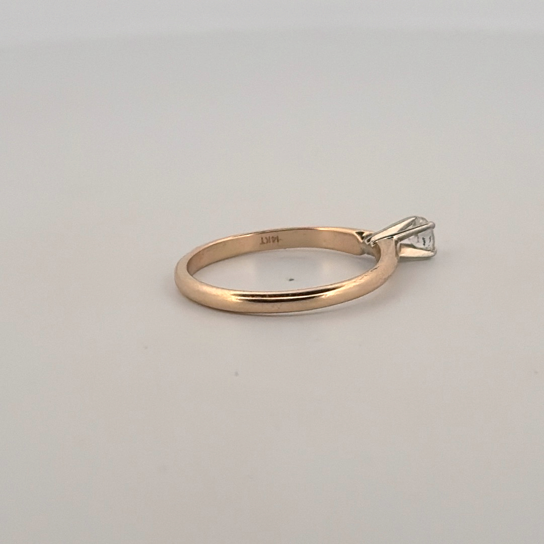 Women's 14K Yellow Gold Engagement Ring with solitaire 0.17ct Diamond.