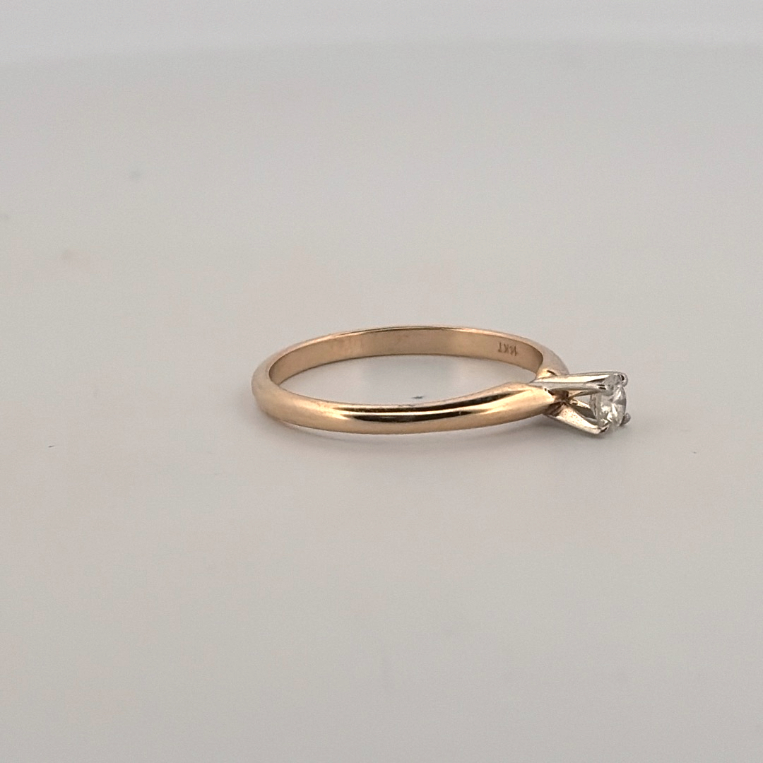 Women's 14K Yellow Gold Engagement Ring with solitaire 0.17ct Diamond.