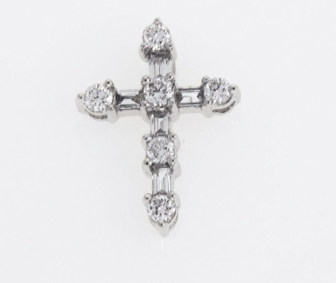 14K White Gold Pendant Chain in Cross Shape, set with 6 Round Diamonds (0.14ct, G, SI1) and 5 Baguette Diamonds (0.08ct, G, VS2).