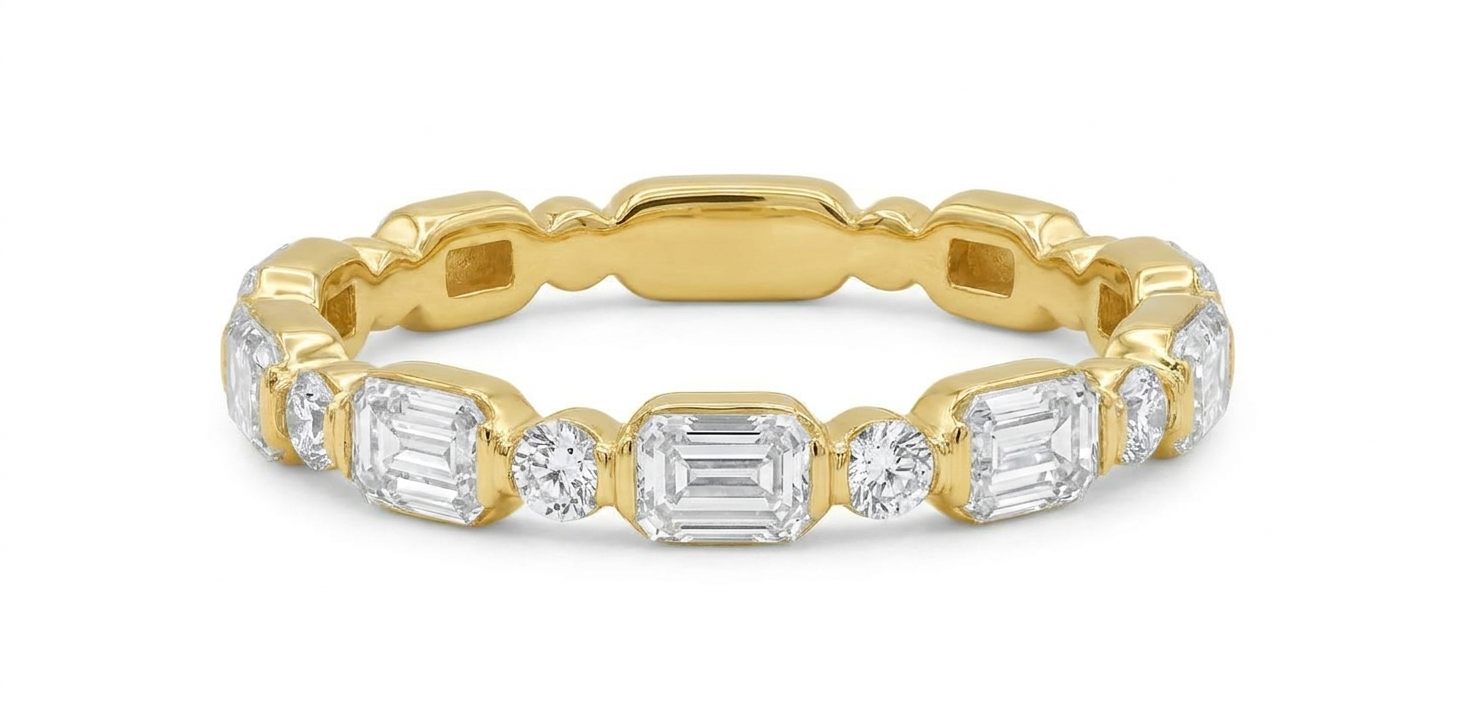 14K Yellow Gold Ring, set with 5 Emerald Cut Diamonds (0.74ct, G, VS2) and 4 Round Diamonds (0.12ct, G, SI1)