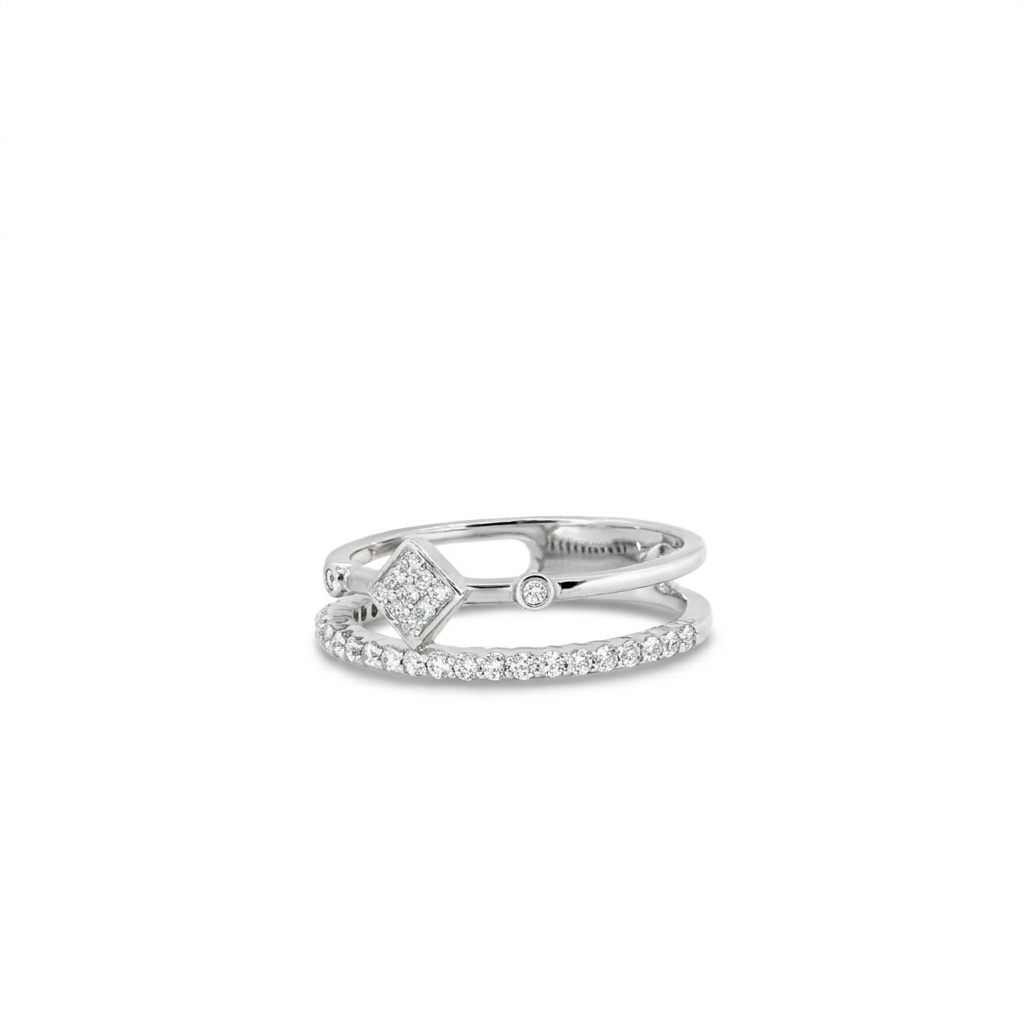 14K White Gold Women’s Ring, set with 34 Round Diamonds (0.27ct total, E, VS1), Size 7.